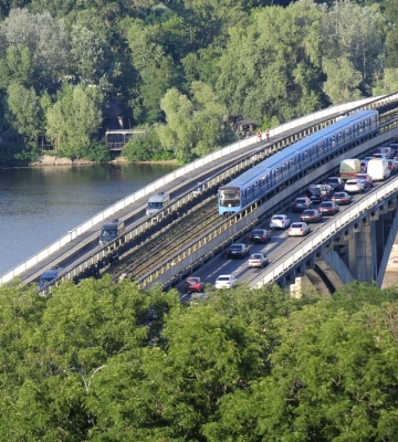 В Києві запускають автобусний маршрут, який дублюватиме наземну ділянку "червоної" лінії метро і йтиме до центру