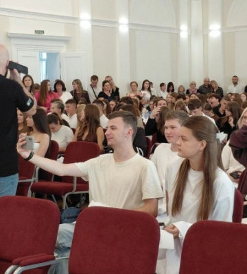 У Луцьку відбулася посвята першокурсників медфакультету: 220 студентів одягнули білі халати