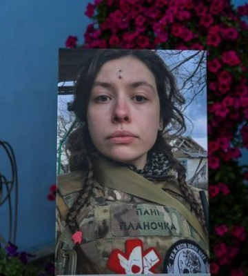 Із 25-річною парамедикинею батальйону "Госпітальєри" Євою Ройтер попрощалися у Києві. ФОТОрепортаж