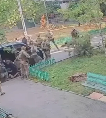Появилось новое видео стычки между сотрудниками СБУ и ГУР в Киеве