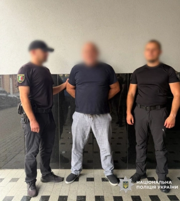 Закарпатські поліцейські затримали дебошира, який напав на туристів у заказнику. ФОТО