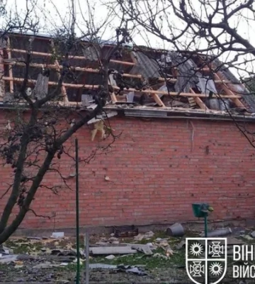 Уламки БпЛА залетіли прямо у кімнату. У Вінниці внаслідок російського удару пошкоджено приватні будинки, є поранені