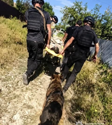На Дніпропетровщині поліцейські врятували чоловіка, який дві доби пролежав біля річки