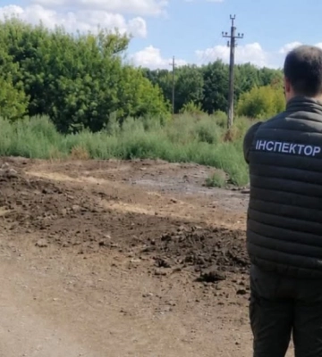 У Білій Церкві відходи тваринництва викидали просто на землю (ФОТО)