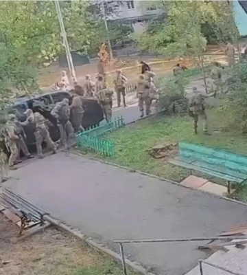 Президент Зеленський звільнив одного з посадовців СБУ. Перед цим він анонсував кадрові рішення після стрілянини між спецслужбами у Києві.