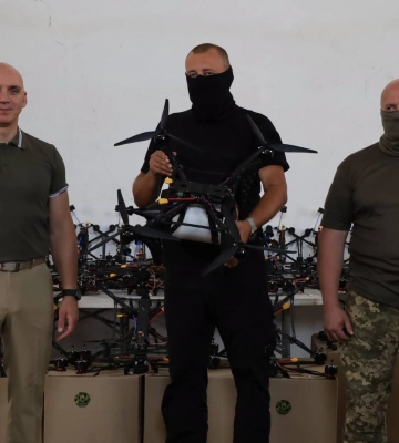Миколаївська громада передала чергову партію FPV-дронів та оптоволоконних безпілотників на фронт