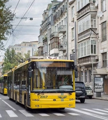 Новий автобус №1-М через міст Метро в Києві розпочав роботу, час слідування 59 хв, інтервал руху 10-18 хв