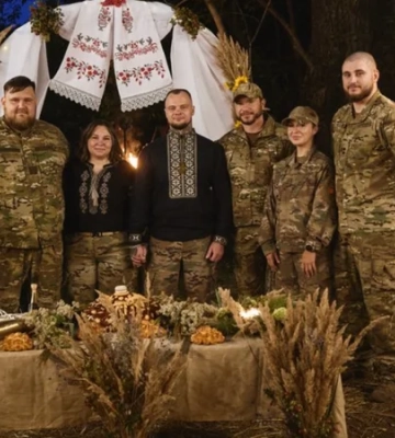 Военное венчание. Украинские защитники провели церемонию скрепления рода — в чем ее особенность и как она проходит