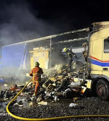 У Мукачеві вогнеборці ліквідували пожежу у вантажному автомобілі
