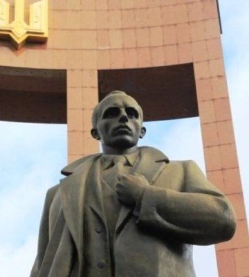 Фото, підпис і молочарство: у Львові оцифрували студентську справу Степана Бандери