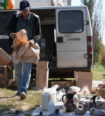 Готується до евакуації. У Харкові мешканець Слов’янська продає зроблений власноруч керамічний посуд