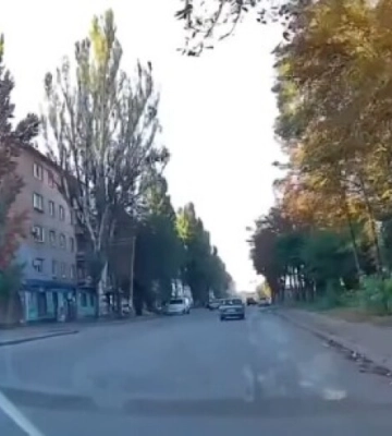 На Дніпропетровщині чоловік заліз на дах тролейбуса під час руху та стрибав на ньому (відео)