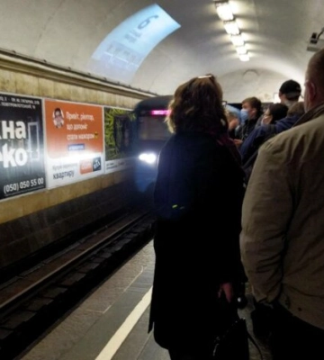 Метро по 30 грн: пассажир заплатил, но из-за тревоги не доехал — деньги никто не вернёт