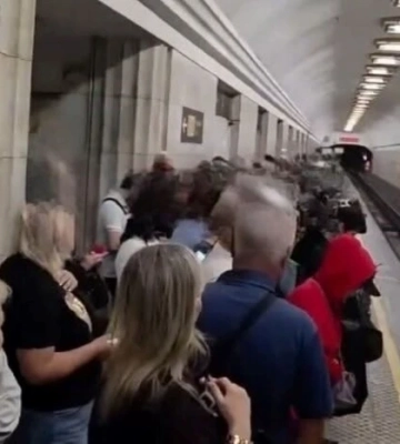 Перон заповнений вщент: у київському метро утворилися черги під час тривалої тривоги (відео)