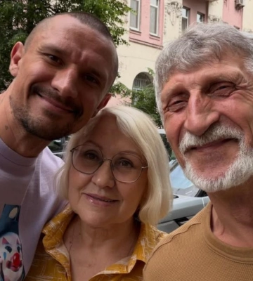"На базе": Цымбалюк с родителями и возлюбленной выехал из Киева