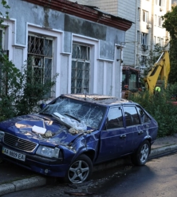 У Києві уламки дрона впали на дорогу в Дарницькому районі
