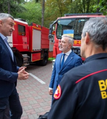 Киев получил от Барселоны новую партию пожарных автомобилей, - Кличко