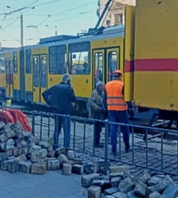 У Львові на Привокзальній перекрили 3 із 4 смуг: 10 дорожників спостерігали за роботою одного