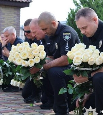 В останню путь провели поліцейських, які загинули внаслідок російського удару по Житомиру. ФОТОрепортаж