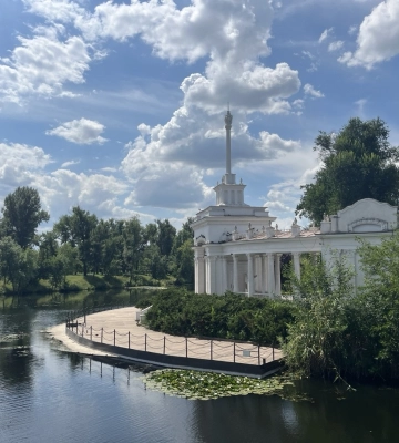 Красная или рыжая: какого цвета футболка с мерчем Кривого Рога