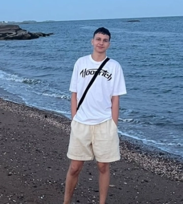 «Щоб знали про повітряну тривогу». Підліток із Краматорська створив розумний браслет для людей з порушенням слуху
