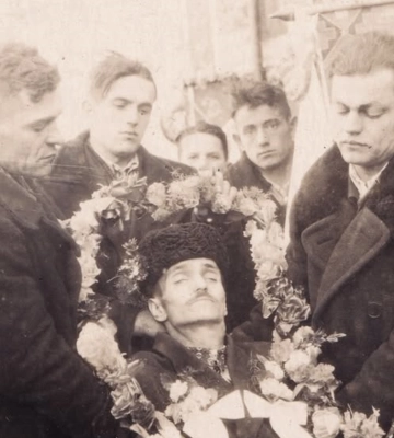 Странный ритуал на похороне: на Буковине нашли фото прошлого века