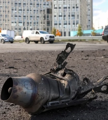 У Голосіївському районі Києва дрон РФ влучив у багатоповерхівку: виникла пожежа