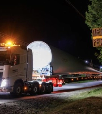 Перші українські лопаті для вітротурбін із Закарпаття доставили до місця монтажу