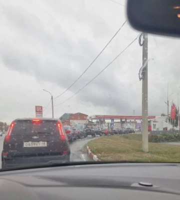 Крымчане в очередях за несуществующим бензином громко проклинают власть
