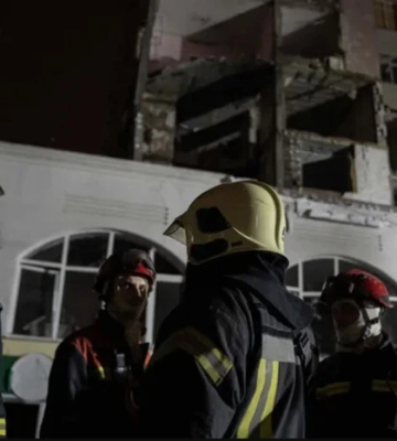 Уламки «шахеда» впали біля магазину в Києві, є поранені