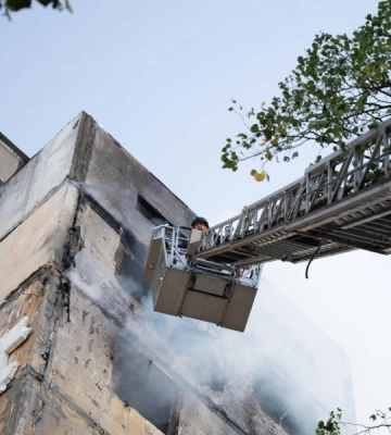 Рашисти вдарили дроном по дев’ятиповерхівці у Києві — виникла пожежа