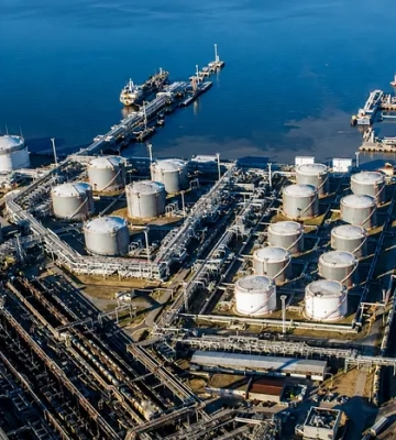 Нафтові доходи Росії впали до найнижчого рівня за півроку – Bloomberg