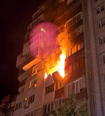 В Запорожье после удара российского дрона загорелось многоэтажное здание