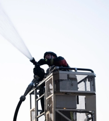 Дым от пожара охватывает город: в Броварах после атаки вспыхнуло предприятие