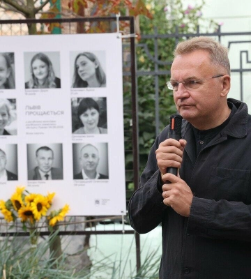 Два роки потому: у Львові вшанували пам’ять восьми жертв російської атаки