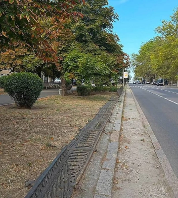 На проспекті Центральному в Миколаєві впала частина огорожі – в КП «Парки» кажуть, що причина в корозії і пообіцяли відновити конструкцію