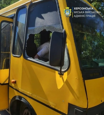 РФ атакувала маршрутку та автомобіль у Херсоні, є загиблий і поранені