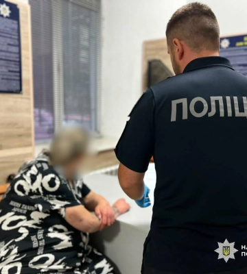 Розкладала «закладки» просто на вулиці: в Одесі затримали 39-річну жінку