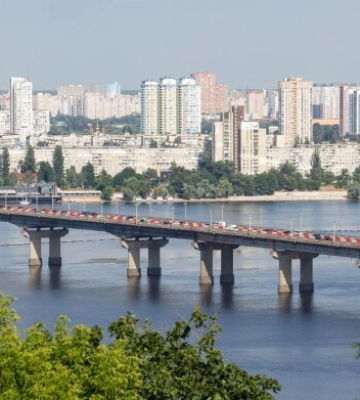 Мост Патона частично перекрывают: с 15:00 водителям оставляют две полосы до понедельника