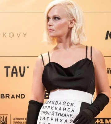 Платье с цитатой Жадана и эдельвейсом. Актриса Марина Кошкина рассказала о своем образе на Одесском кинофестивале