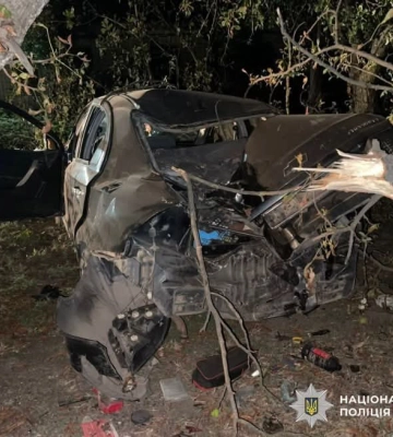 У Кропивницькому легковик врізався у дерева на узбіччі, є поранений