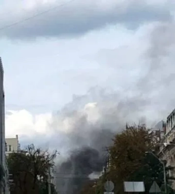 У Києві пролунала серія вибухів, в Шевченківському районі пожежа