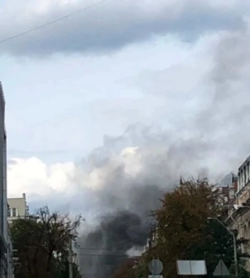 Российский дрон нанес удар по зданию СБУ в центре Киева: на месте пожар