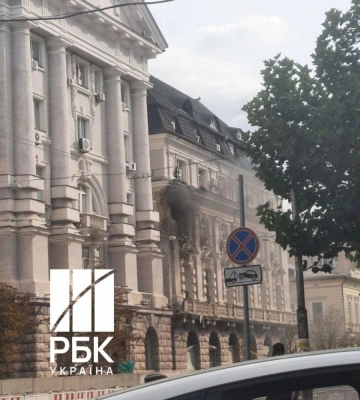 Російський дрон атакував будівлю СБУ в центрі Києва (, )