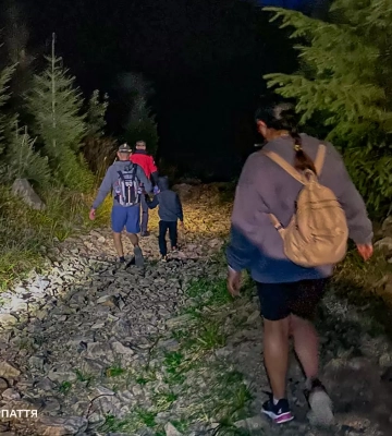 Гірські рятувальники розшукали сім’ю із Сумщини, яка заблукала в районі гори Озірна