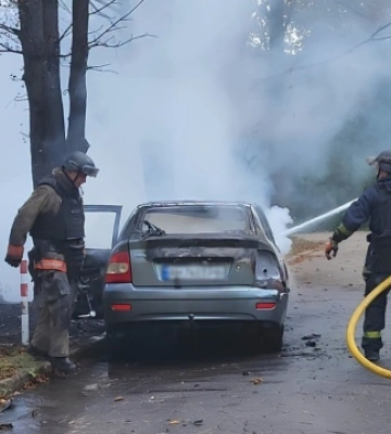 Обстріл Краматорська: пошкоджені та згоріли автомобілі