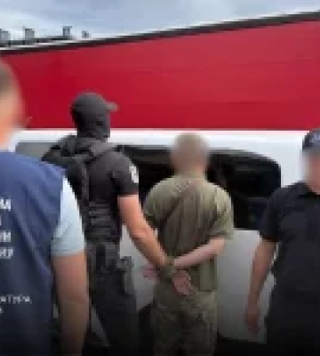 На Закарпатті затримали військовослужбовця ТЦК під час одержання 5 тисяч доларів хабаря