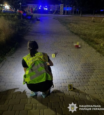 У Києві чоловік на вулиці підірвав боєприпас, є поранені