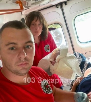 Драма на гірській дорозі Рахівщини: 33-річна жінка народила сьому дитину просто в машині «швидкої»
