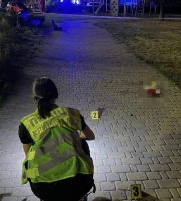 Поліція Києва повідомила, що в одному з районів чоловік привів у дію боєприпас